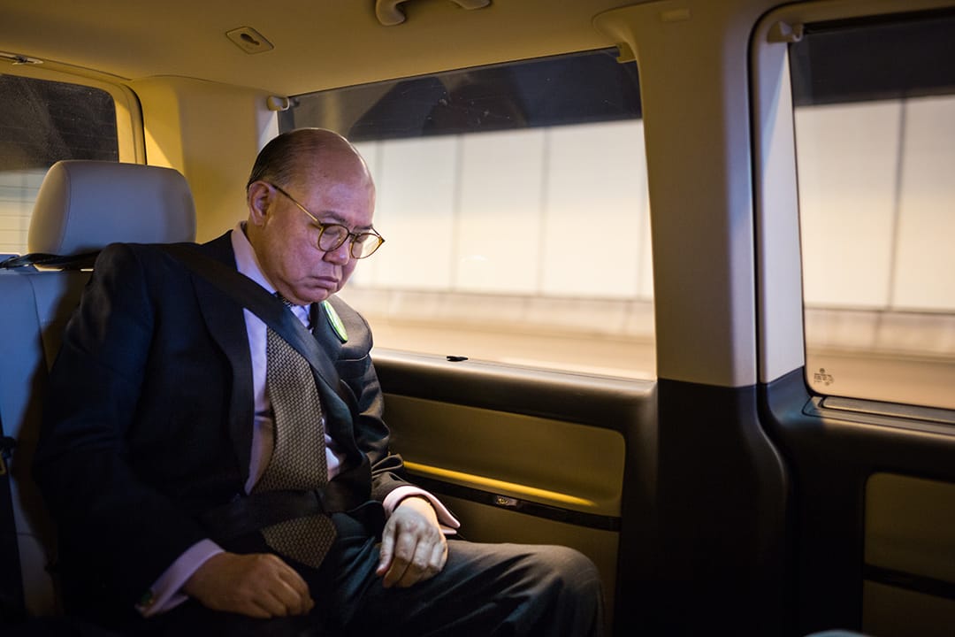 坐車時,胡官爭取時間休息。