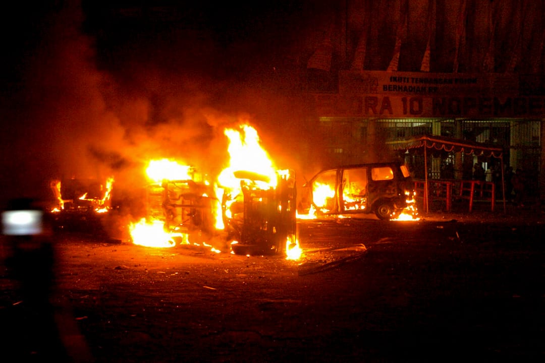 2006年9月4日，印尼職業球隊Persibaya的球迷在比賽結束後焚燒了三輛汽車。這場Persibaya對Arema Malang的比賽在東爪哇泗水的Gelora 10 November體育館舉辦。