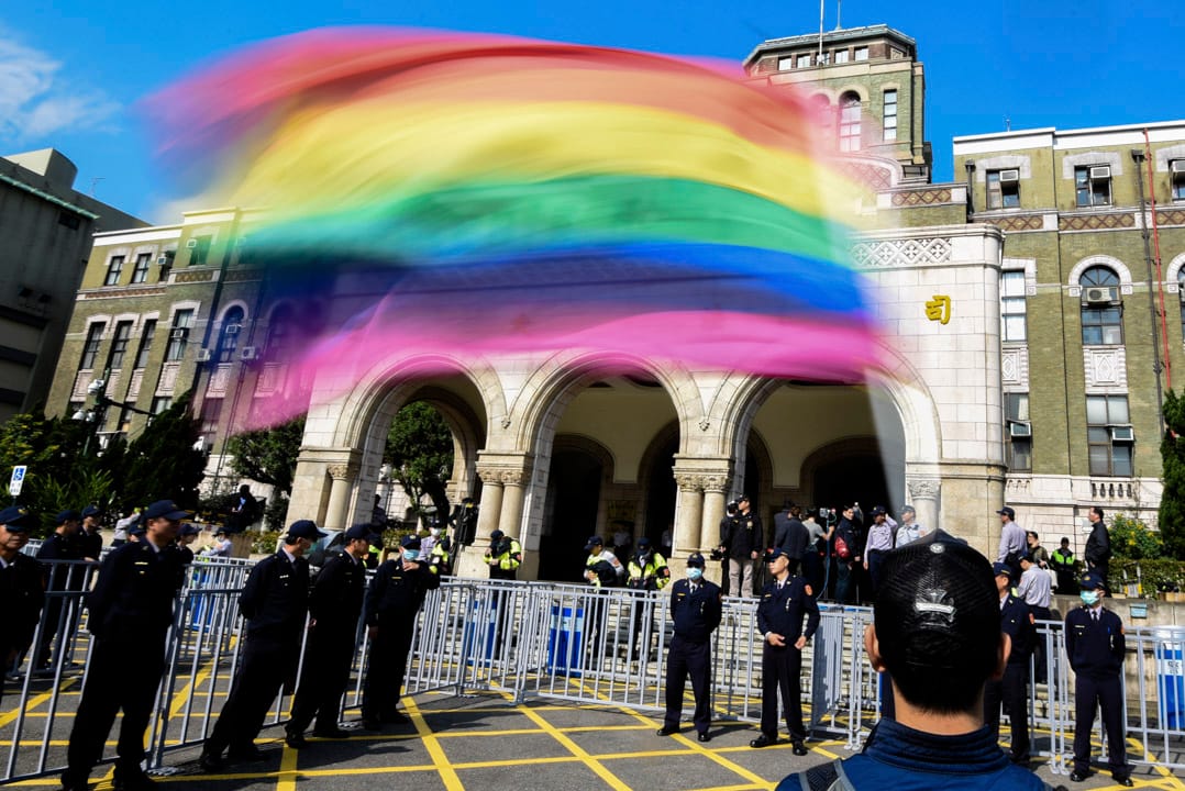 同志團體在憲法法庭外聲援。