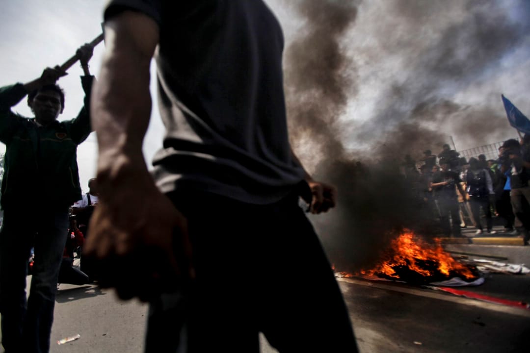 2012年3月30日，抗議者在雅加達人民代表會議（DPR）的大樓前面焚燒輪胎，向政府抗議不斷飆升的油價。據印尼警方統計，自3月26日至30日，印尼全國44個城市同時發生了反燃油價調升示威。