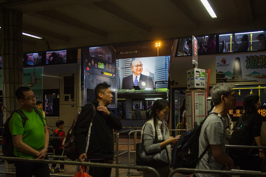 在紅隧前的巴士站上,胡國興的廣告版,寫著「心要正路要正 香港重回正軌」。