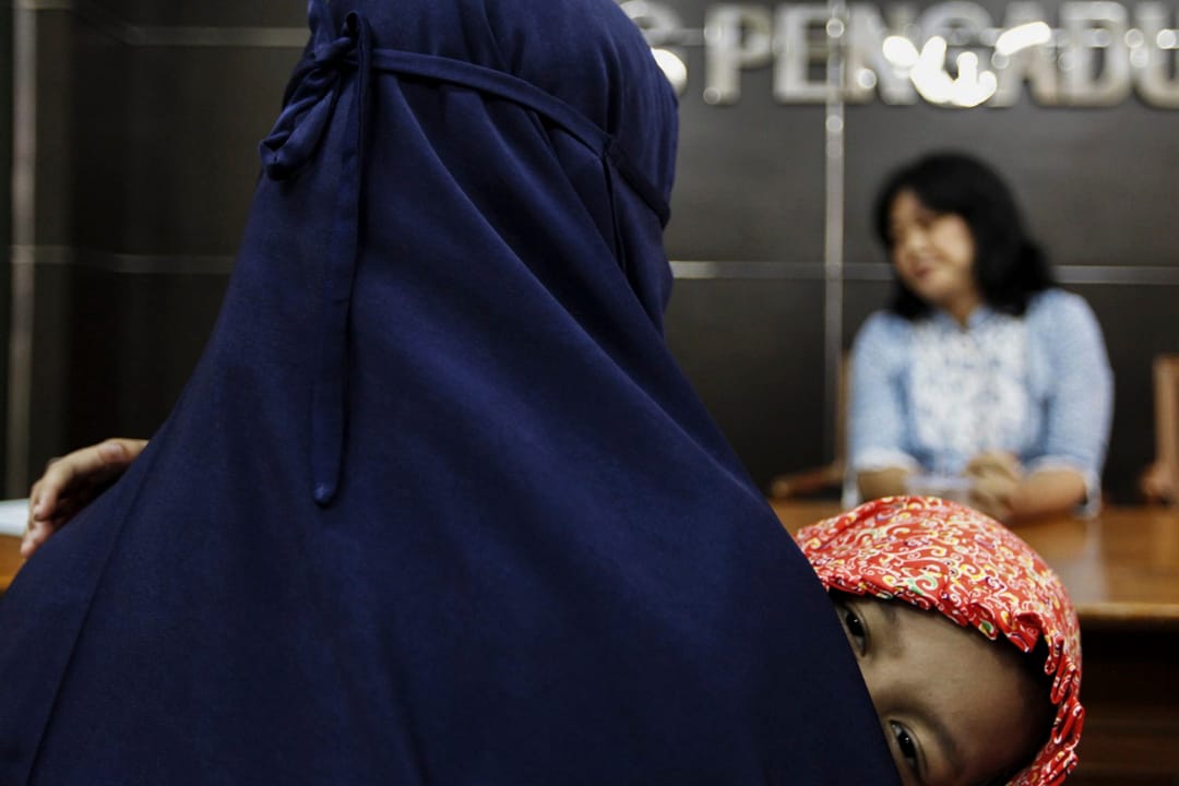 2013年8月23日，雅加達，一名恐怖份子嫌疑犯的妻兒向雅加達的國家人權委員會投訴，抗議警方違反逮捕程序以及對他們進行性騷擾。