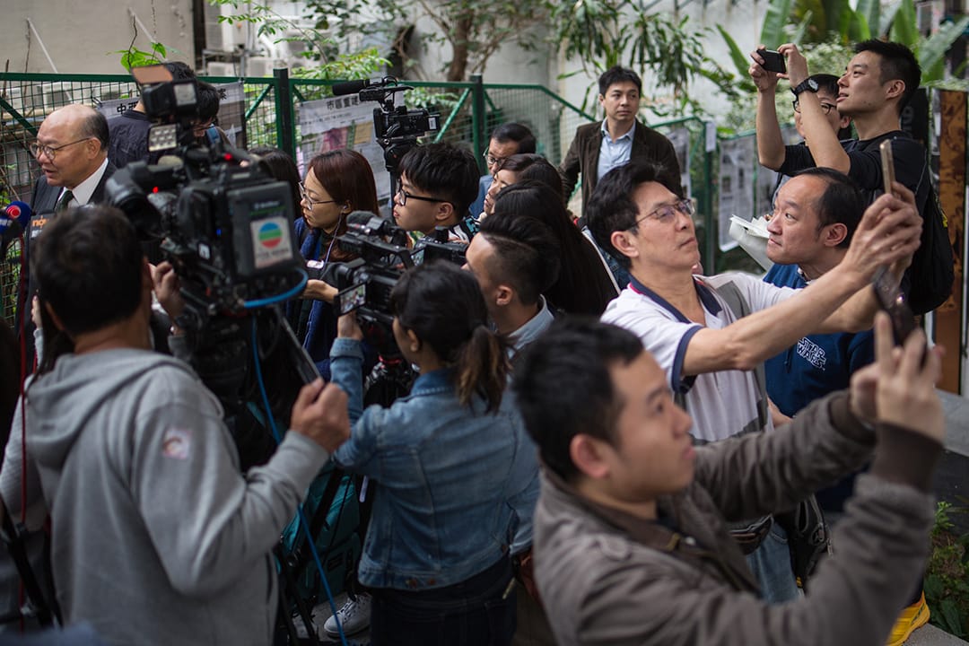 胡國興扑咪期間, 途人遠距離自拍。