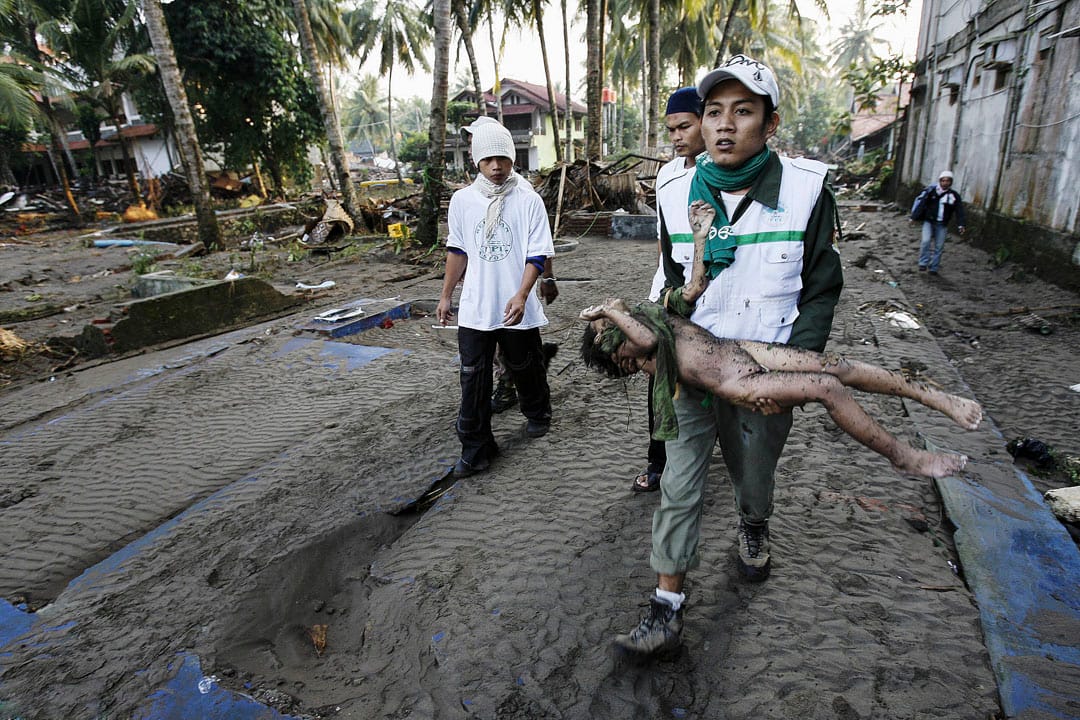 遺體挖掘—— 2016年7月18日，志願者在地震過後挖掘出一名孩子的遺體。7月17日，在印尼海灘龐岸達蘭（Pangandaran）發生了7.2級的地震，引發強力海嘯，這名孩子是受害者之一。這場地震導致118人死亡，72人受傷，86人失踪。