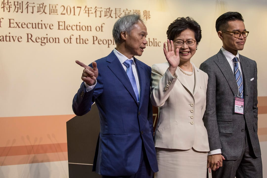 林鄭月娥勝出特首選舉後，與丈夫林兆波以及長子林節思一同合照及見傳媒。
