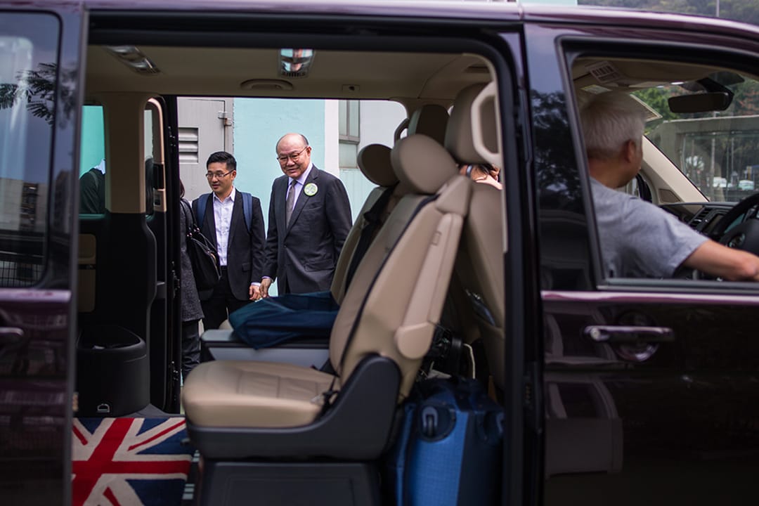 講座之後,胡國興預備登上自己的車。