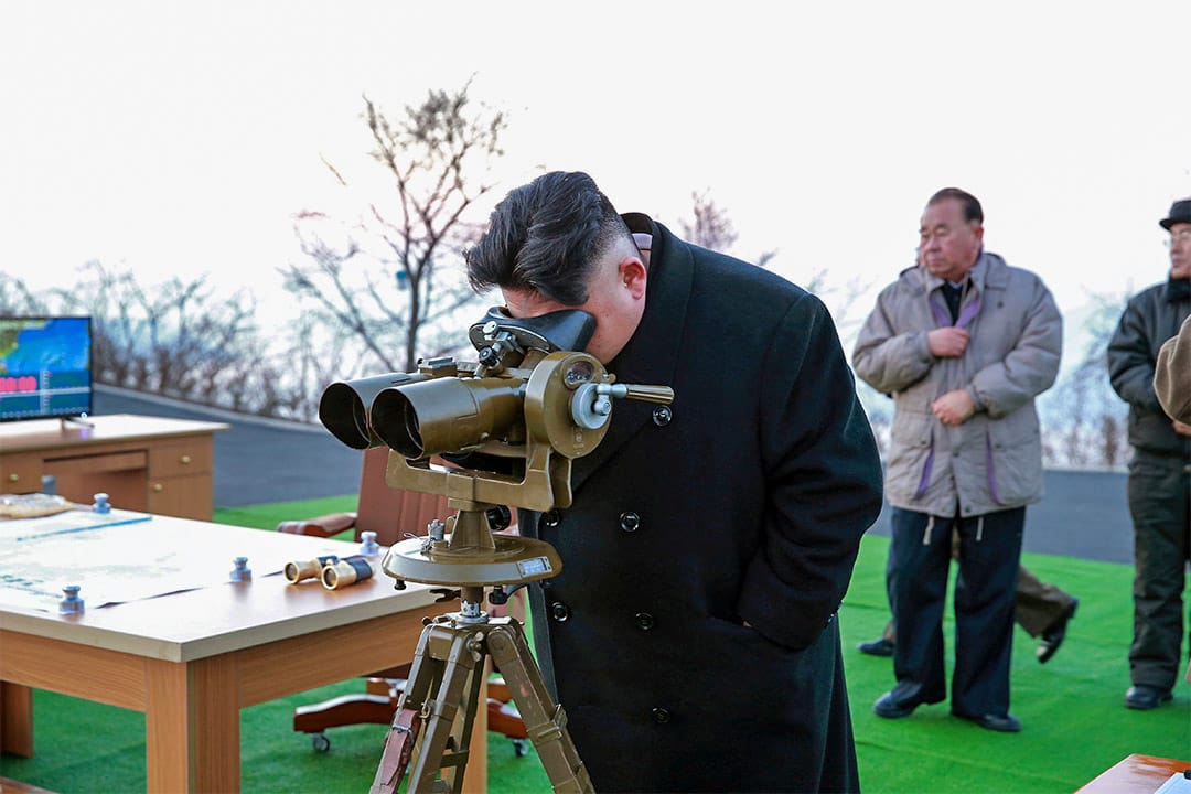北韓領導人金正恩監督彈道火箭發射演習。