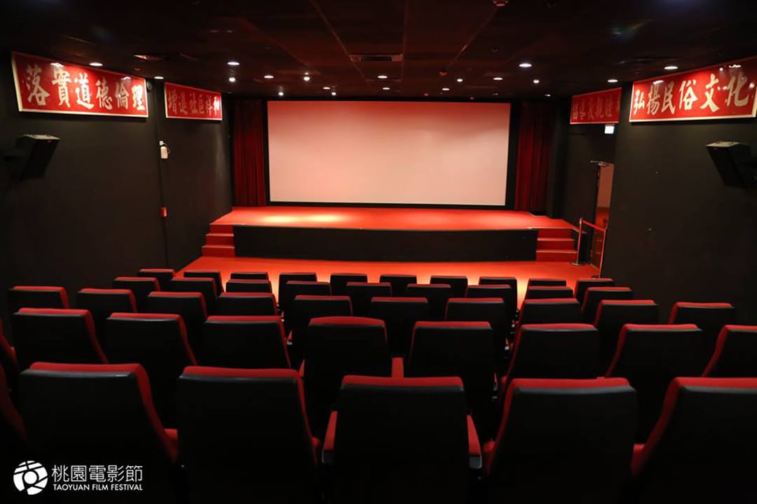 本屆桃園電影節放映場地之一:桃園光影,因為是由馬祖新村活動中心改建,原建物的標語還保留在牆上。