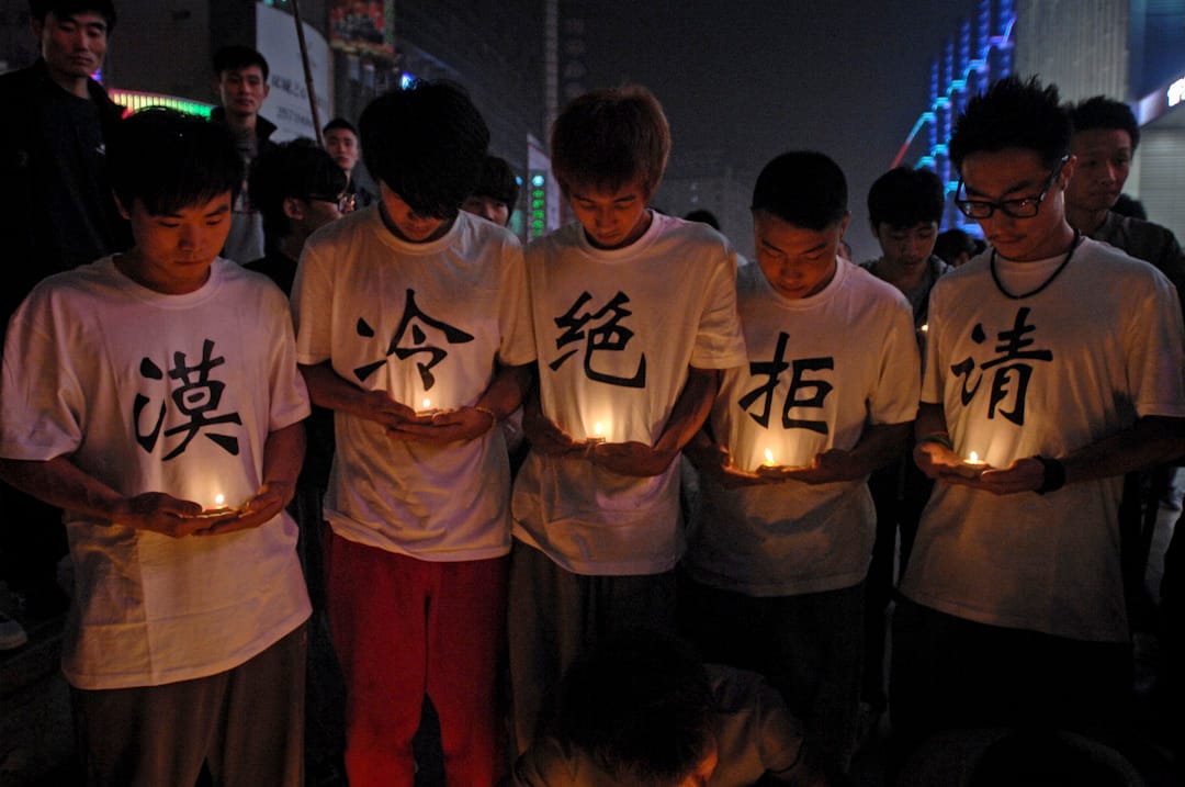 2011年10月22日,小悦悦去世第二天,天津滨海新区塘沽步行街上一群跑酷少年用自己特有的方式悼念小悦悦,身穿“请拒绝冷漠”T恤衫,在城市中疾走,以期唤醒公众责任与良知。