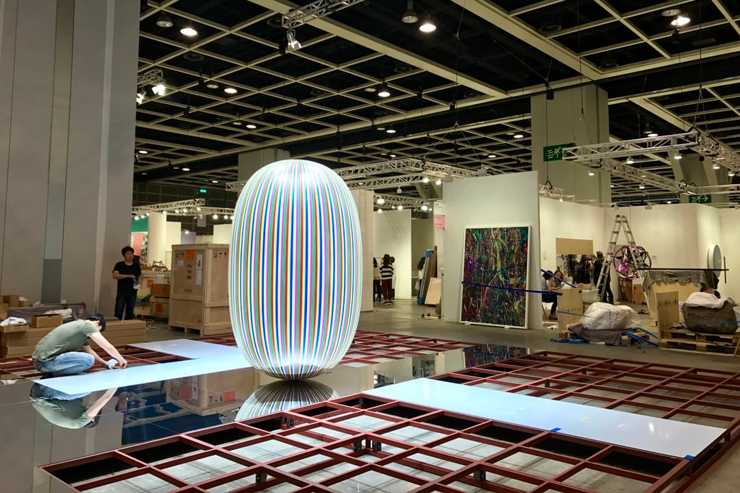 Hong Kong Art Basel 佈展中。前方為韓國藝術家金守子（Kimsooja）的作品《Deductive Object》（2016年）。