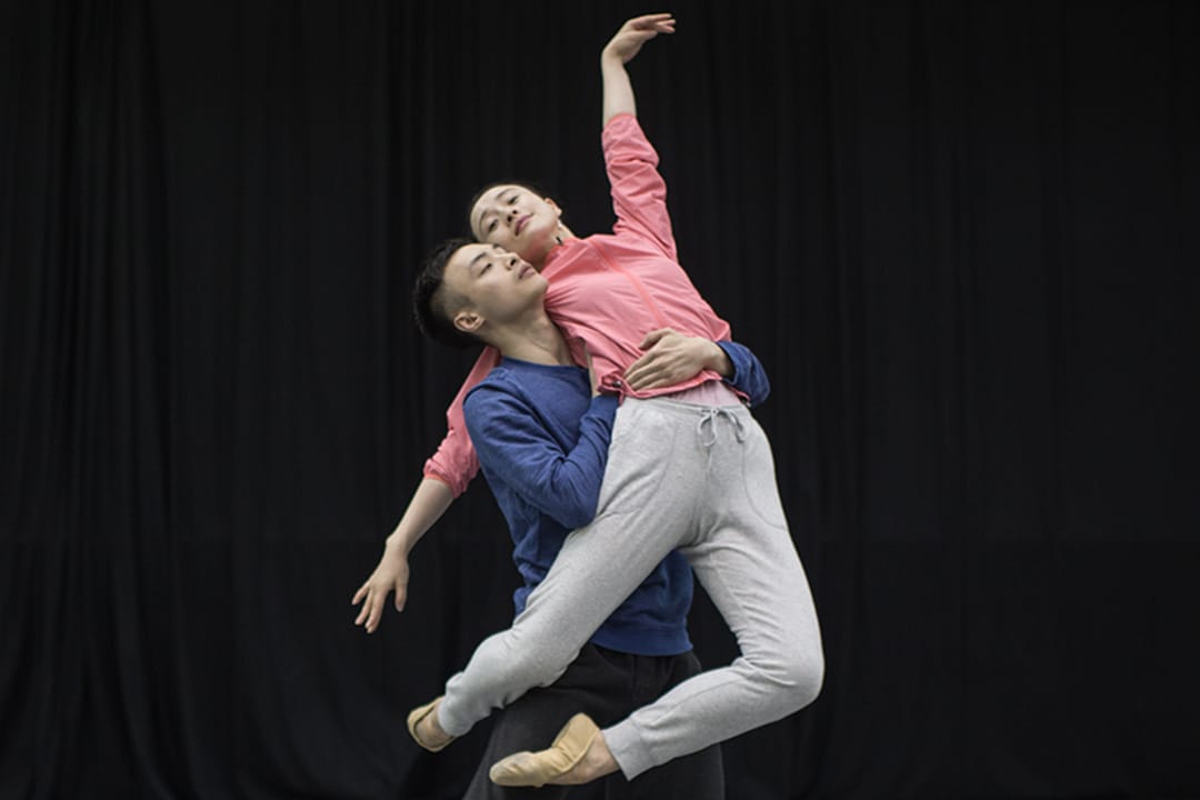 劇場往往是虛幻卻又真實。進入它,觀看一種現實,一切不可思議的都在這裏發生,不可回溯的都在這裏發源,而不可名狀的都在這裏得以具象化。