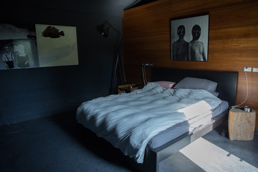 寢室的部分，使用黑色為基底的水泥打磨混白色石子，像是私密的錄像作品「黑盒子」播放室。