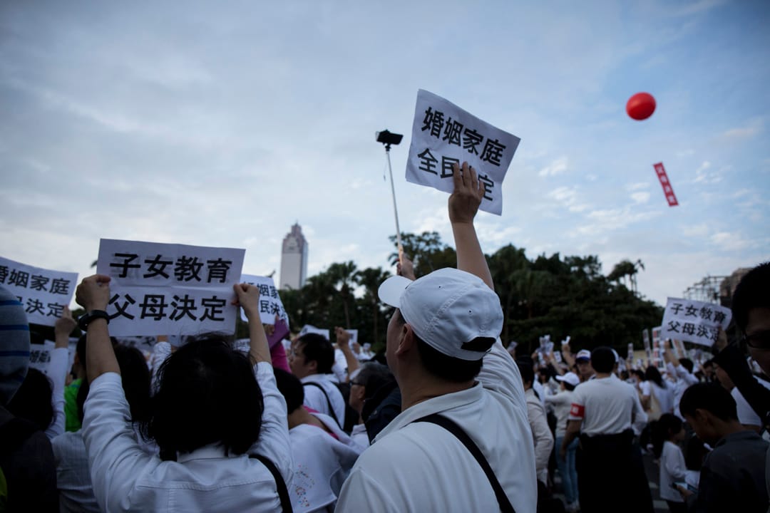 2016年12月3日，護家盟發起「百萬家庭站出來！婚姻家庭，全民決定」遊行。