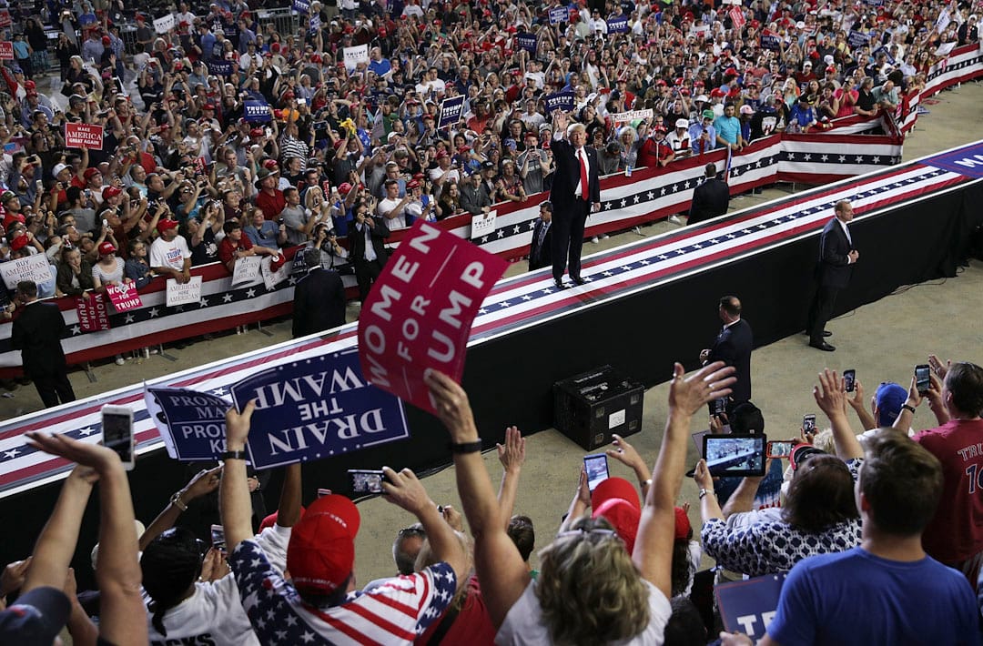 2017年4月29日，特朗普出席在賓夕法尼亞州哈里斯堡舉行的大型集會，與在場支持者打招呼。