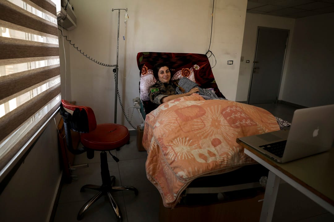 23岁的库尔德人民保护部队斗士 Sherine Haji 说装备库尔德部队的决定来迟了，“如果我们可以早点得到支援，我们可以在刚过去的多次重型战斗中取得更大的胜利，也不用牺牲那么多条生命。”Haji 在战斗中失去了双腿，但她却为人民感到忧虑而痛，“没有人应再承受这样的痛苦，这里的人必须得到自由和和平的生活。”