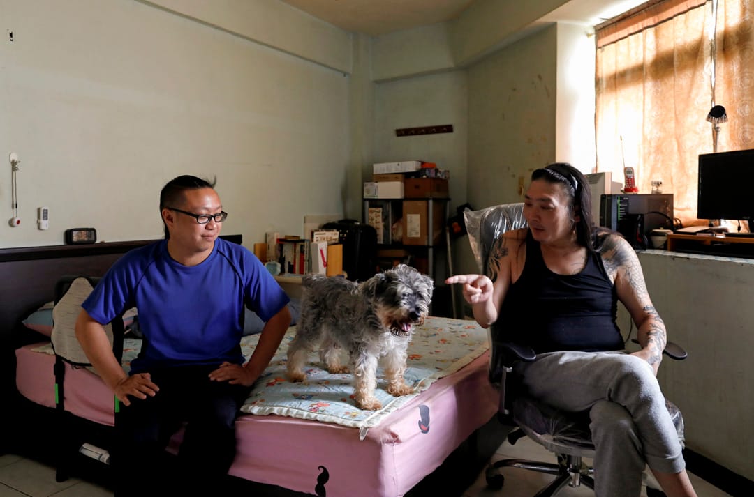 胡勝翔 (左) 和伴侶潘世新 (右) 都是平權運動人士。胡勝翔說：「平權運動不止於同性婚姻，還有其他性小眾的議題需關注，譬如為患有精神病的LGBT人士和他們的伴侶提供援助。性小眾社群裡需要的不止是合法婚姻，還需要更多。」