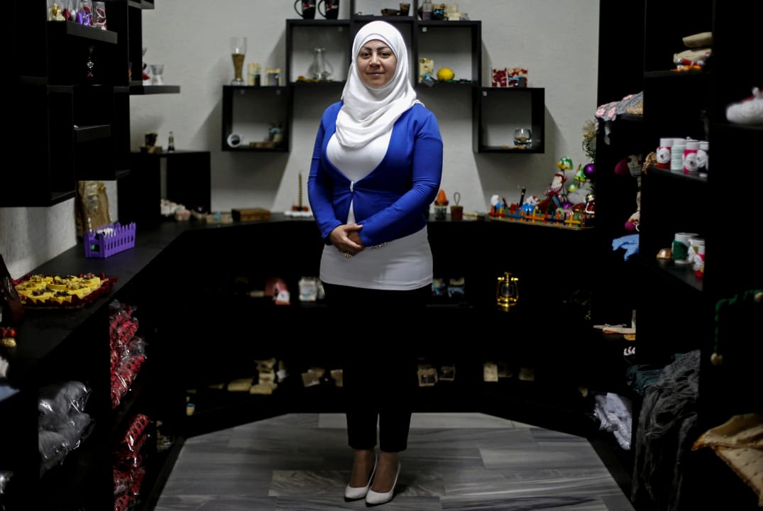 35岁的 Lara Shahin 是一位来自叙利亚的难民，她在一家专为叙利亚难民而设的手作店工作。Shahin 说特朗普空袭叙利亚空军基地的决定令她感到诧异，亦为她带来希望，“我希望他日后会作出更大胆的决定去结束巴沙尔政权的统治，让我可以回到一个民主的国家。”