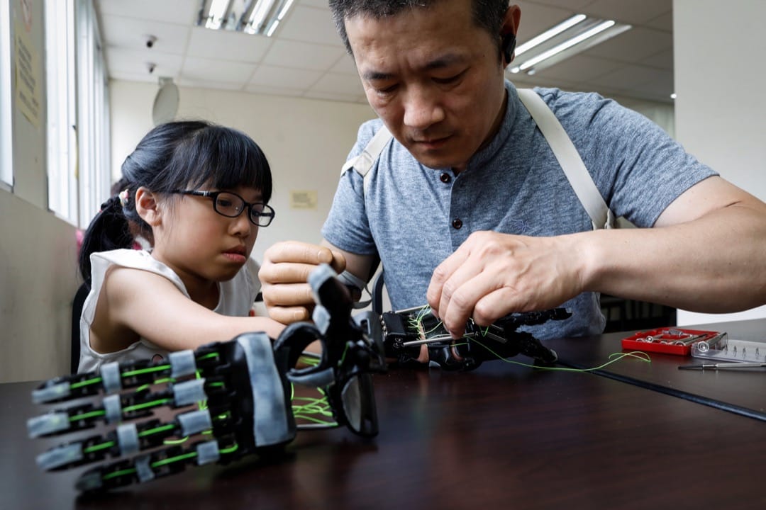 张宪良为给Angel设计的义肢作出微调。