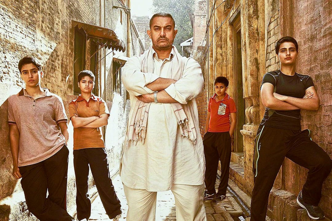 印度巨星阿米尔．汗（Aamir Khan）的新作《摔跤吧！爸爸》（*Dangal*）近日在中国上映。这部真人真事改编的电影，去年底上映时就在印度引发争议。