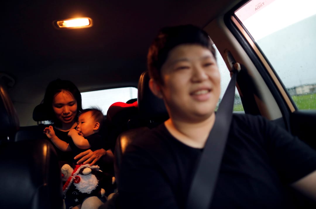 35歲的餐廳東主 Leber Li 載著同齡的伴侶 Amely Chen 和她們的兒子 Mork。「養育孩子是我們的夢想，我們透過人工受孕誕下小孩，但只有跟小孩有血緣關係的一方能註冊成為合法母親，另一方卻無法在法律上履行作為家長的責任，這是不公平的。」Amely 說只要有愛，家庭如何組成都不重要，「有了我們兩個母親的愛，寶寶可以面對世界的一切。」