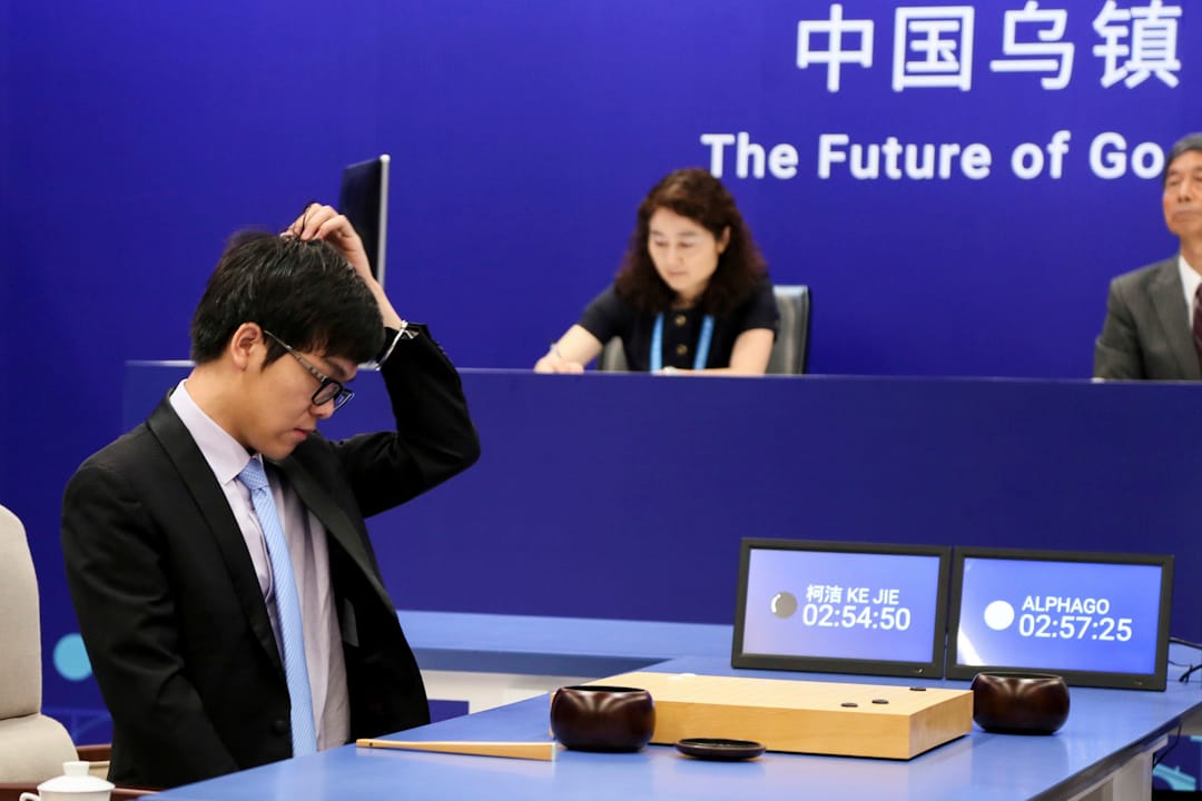 圍棋人工智能AlphaGo 與世界排名第一的柯潔九段展開三番棋對弈，而第一場柯潔就以四分一子僅敗。