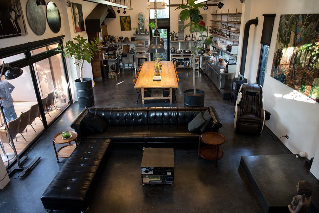 公共空間部分，像是餐廳和客廳，使用「白盒子」的呈現手法，讓自然光平均散播在開放空間。