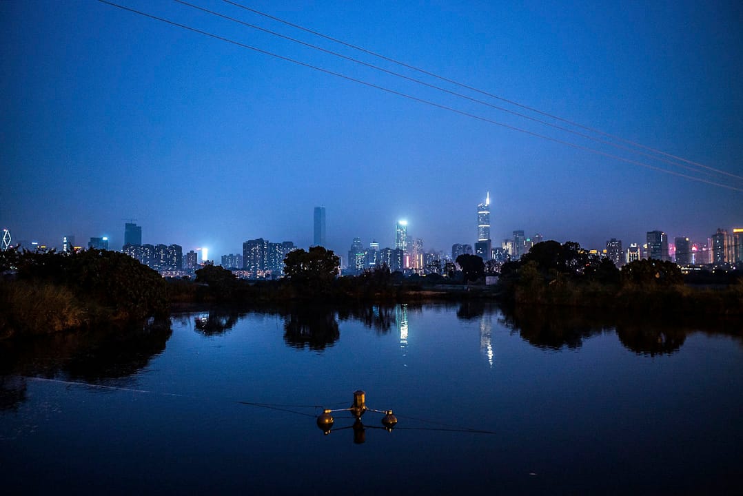 香港邊界旁的一個漁塘，遠眺對岸的深圳。