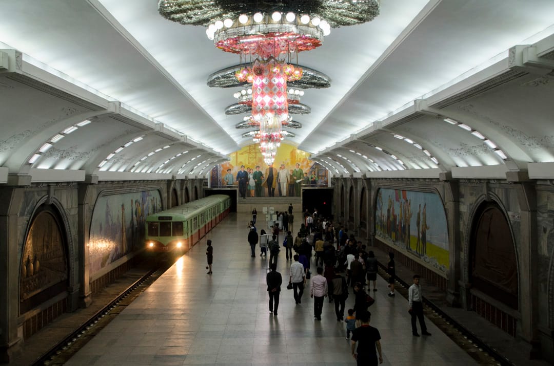 北韓旅行團所拍攝的當地鐵路站。