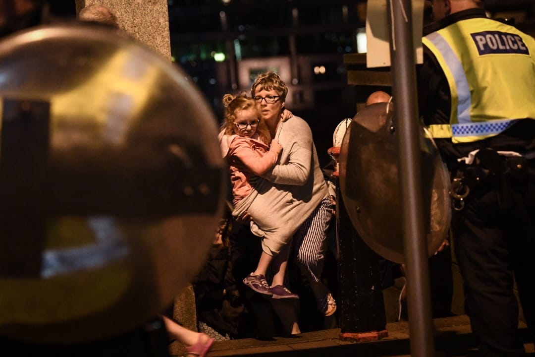 途人被疏散到远离现场的南华克桥。