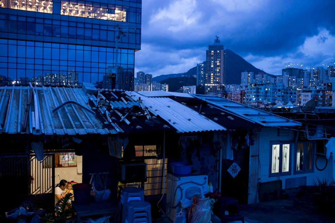 2017年6月，香港九龙一座工厂大厦的屋顶，20多户市民居住在天台屋里。主权移交20年后的今天，香港房屋问题依然严重，贫富差距越发拉大。