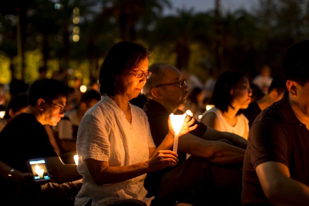 2017年，何芝君与丈夫丁南侨及女儿出席六四维园烛光晚会。
