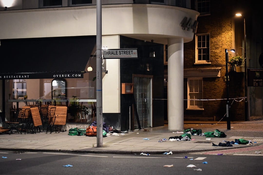 在恐袭现场的一家咖啡店外，杂物和急救物质布满行人路上。