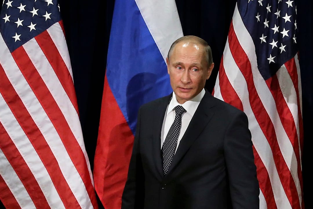 根據美國情報機關在特朗普就職前的報告，在大選期間，俄羅斯黑客攻破民主黨全國委員會（DNC）郵件服務器及希拉莉的競選主席波德斯塔（John Podesta）的電郵帳戶，把郵件提供給維基解密發布。情報機關相信這些黑客是在普京指使下做的。圖為普京於2015年與時任美國總統奧巴馬在聯合國總部見記者。