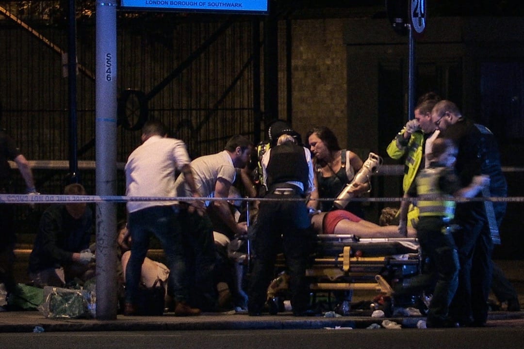 遇袭途人接受医护人员急救。