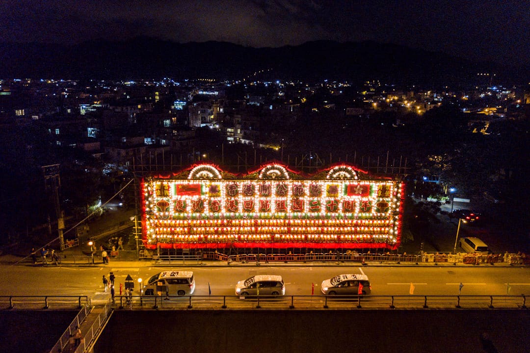 2017年6月25日,香港主權移交即將踏入二十年。一個寫著「慶祝香港回歸二十週年」的傳統竹棚,在漆黑的都市中發光發亮,顯得格外耀眼。