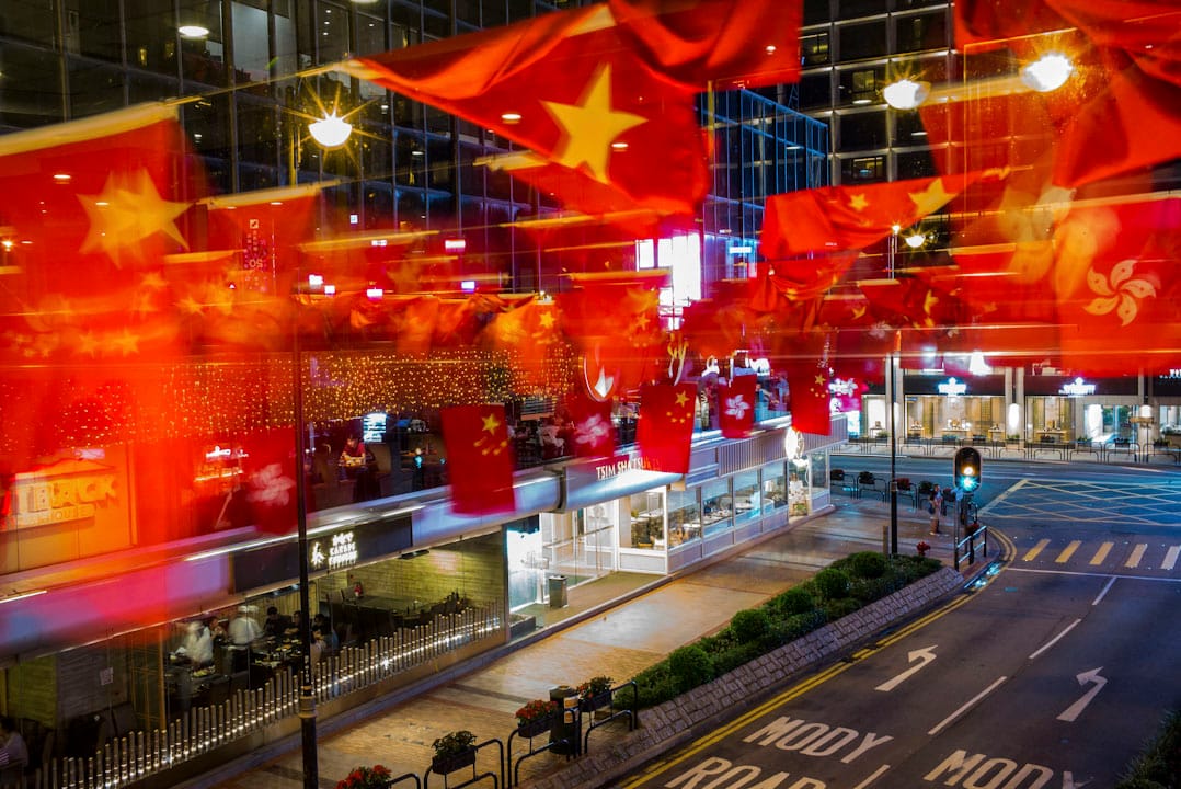 2017年6月27日,一片片國旗和區旗在香港的鬧市中高高揚起,準備歡迎國家主席習近平訪港,並迎接香港主權移交二十週年的大日子。