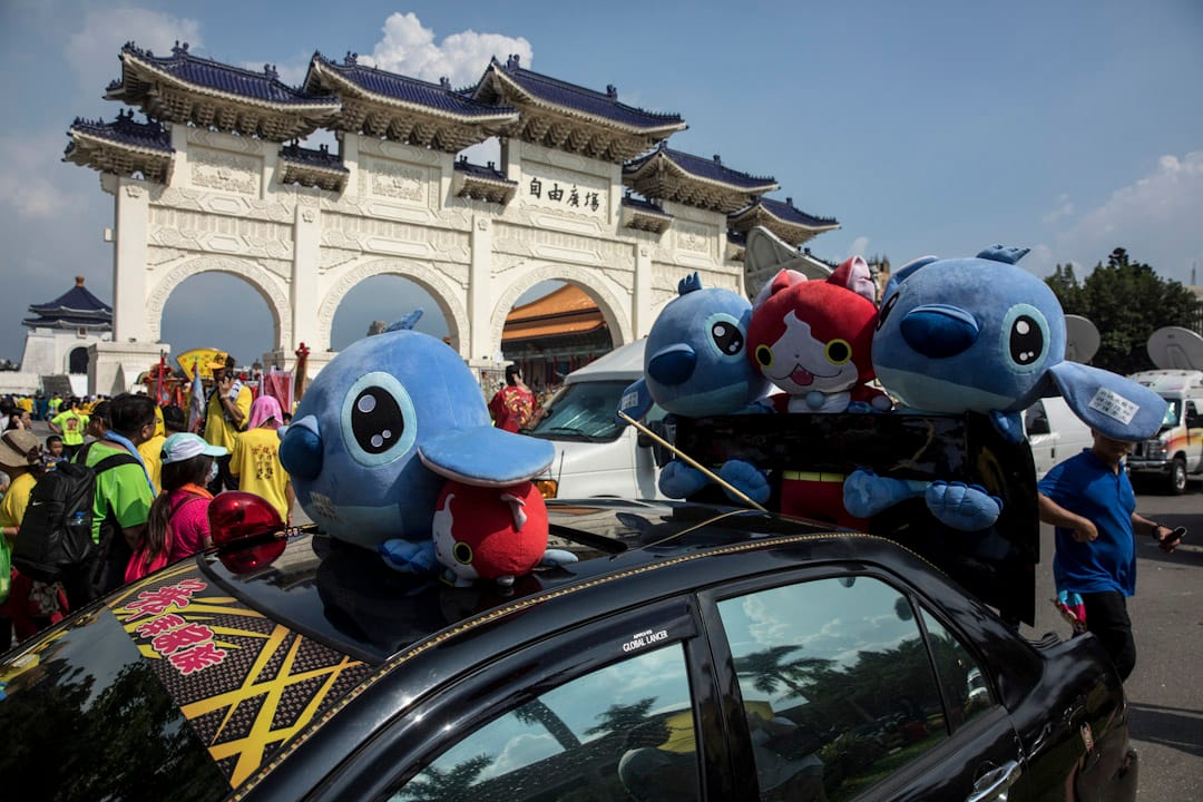 近年宫庙遶境活动中常见的动画公仔,也出现在凯道队伍中。