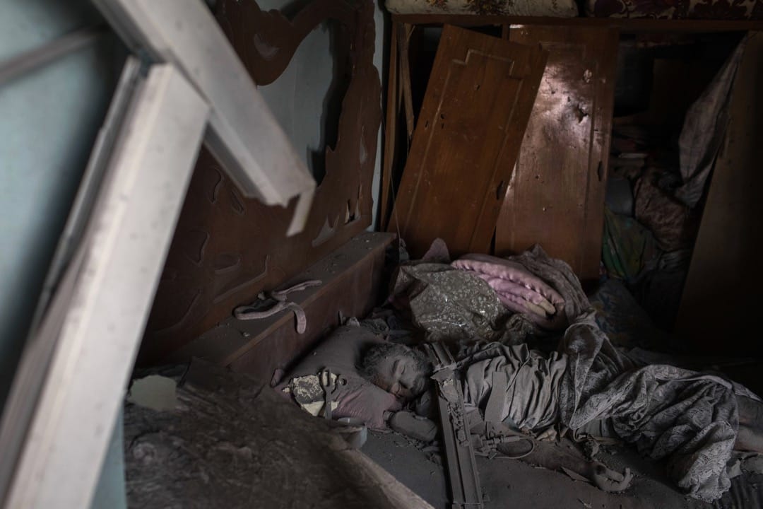 2017年6月30日,在摩蘇爾舊城區的戰鬥中,一個疑似「伊斯蘭國」武裝份子的屍體躺在床上,滿佈沙泥。