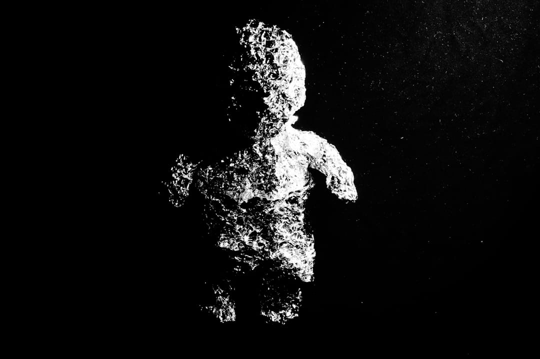 在劉霞的作品中其中一個主題是「孤獨的星球」,從這張照片可以看到。這些用摺皺起來的鋁箔紙造成的形狀撞在漆黑的背景上有如星球在太空中漫遊。 但劉霞想表現的彷彿是她內心的寂寞和孤獨,圍繞住她的一切,都像鋁箔紙般冰冷的。鋁箔紙被壓皺後,雖然表面會呈現凹凸不平的痕跡,但不會崩裂,反而還會反射出閃閃發亮的光。它還能被揉捏成不同的形狀,有像鳥巢的、也有像她給劉曉波的人型玩偶的。