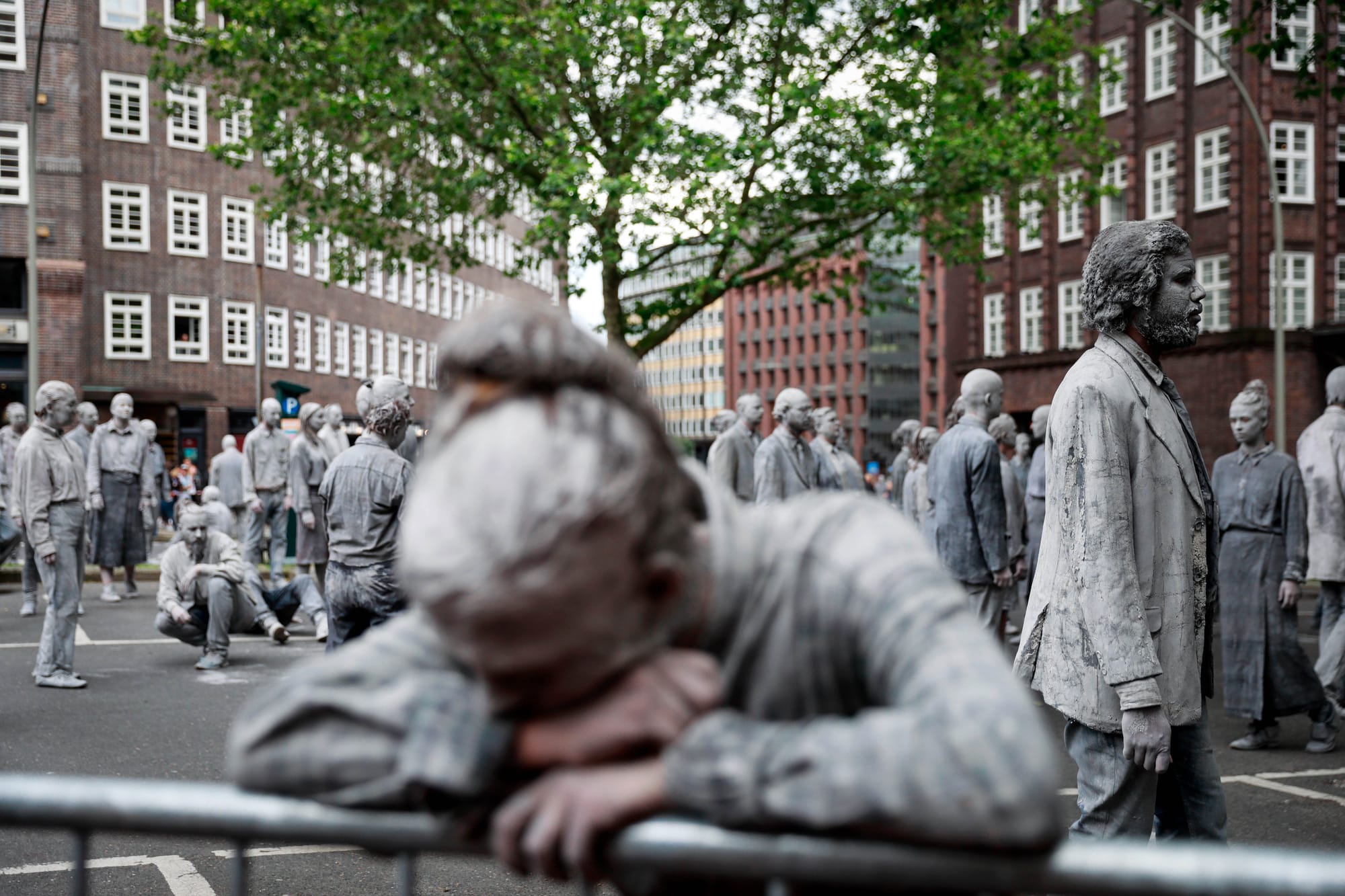 2017年7月7日，全球主要工業國的一眾領袖抵達德國漢堡，出席二十國集團峰會。超過100,000名反資本主義示威者，包括數千名左翼支持者，在場外表達對世界政經現況的不滿。早前，一眾行為藝術者滿佈泥濘，走過漢堡街頭，成為世界各大媒體關注的場外焦點。