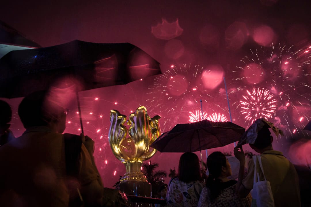 2017年7月1日晚上8時，「慶祝香港特別行政區成立二十周年煙花匯演」在維港上演，今年政府合共發放近四萬枚煙花，規模及價錢創歷史新高。