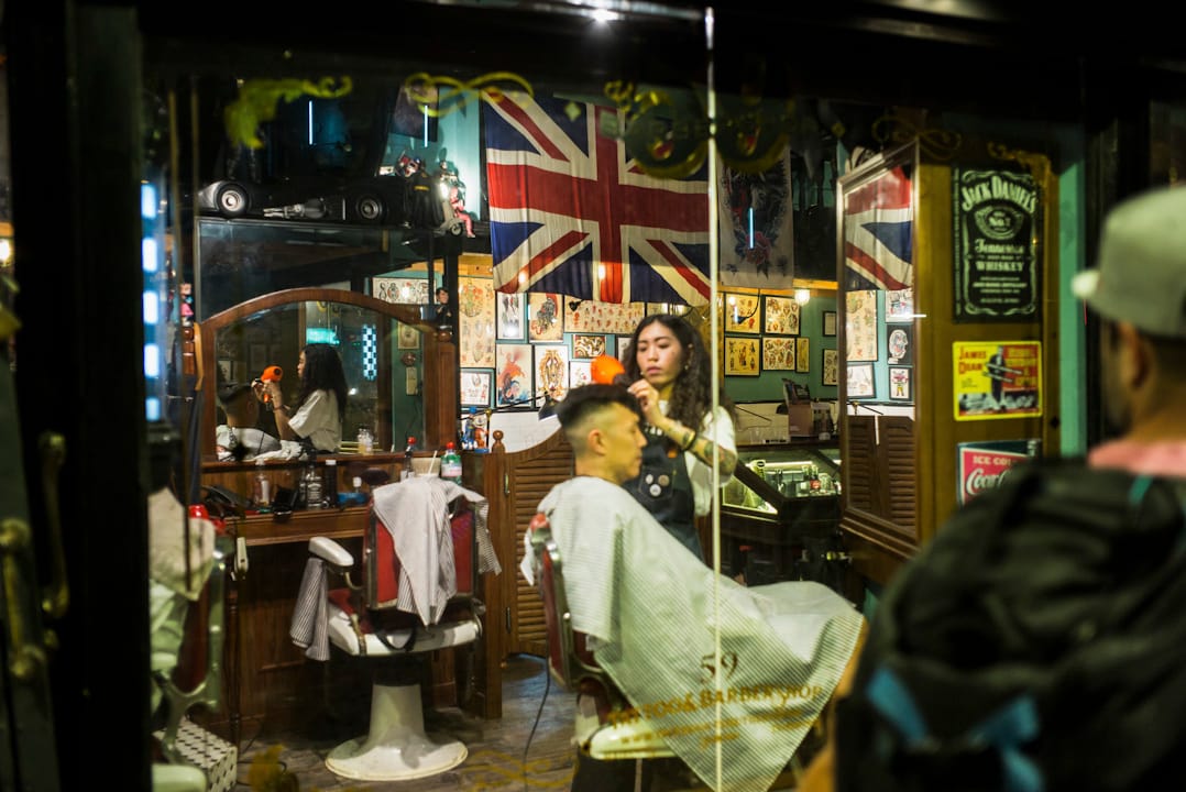 2017年6月24日,一個男人在英式復古的懷舊髮廊裡剪頭髮,店鋪中央掛著一面英國國旗。