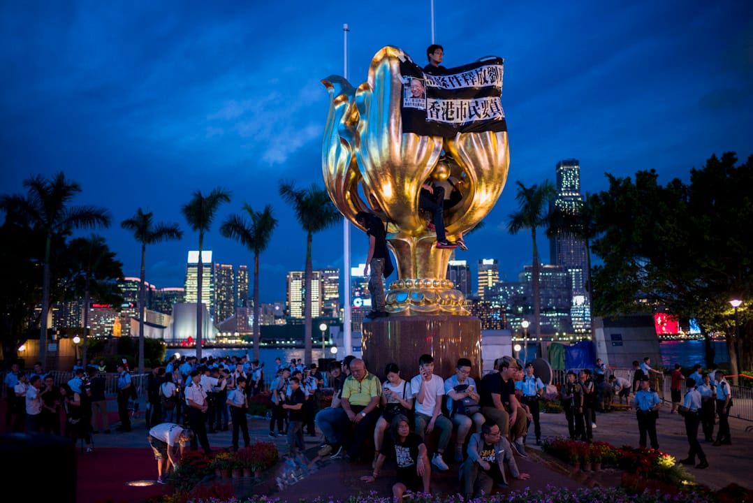 2017年6月28日，習近平訪港前夕，香港眾志、社民連、人民力量等多個政黨或團體的成員搶佔灣仔金紫荊廣場，警方入夜後將示威者逐一押走，清場行動歷時近3小時。警方共拘捕26人，指他們涉嫌犯下「公眾妨擾罪」。