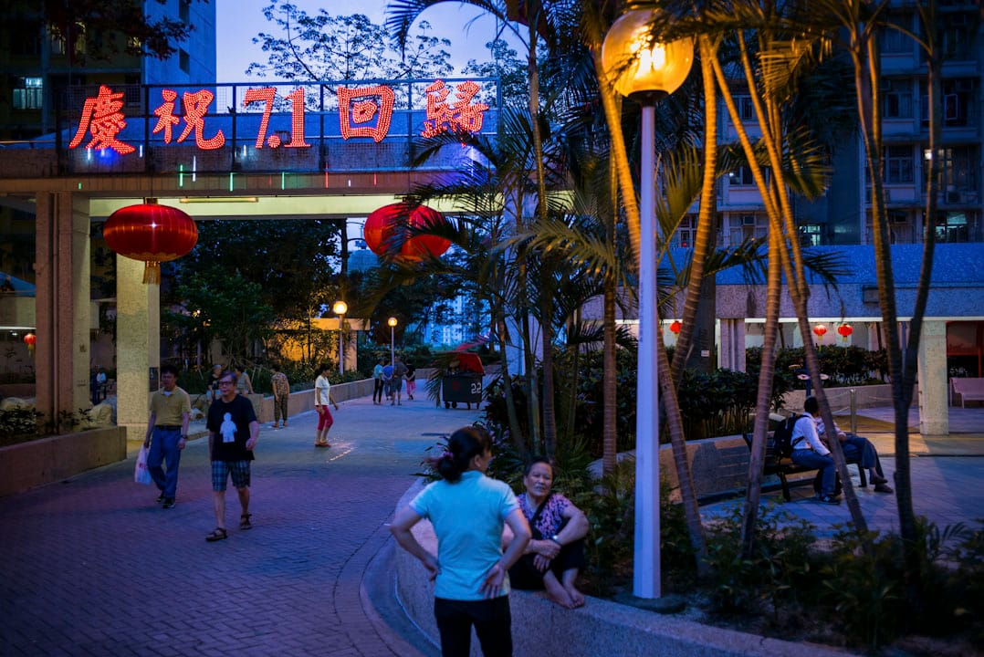 2017年6月24日,國家主席習近平即將訪港。香港的一個公共屋邨內,懸掛起「慶祝7.1回歸」的霓虹燈飾。