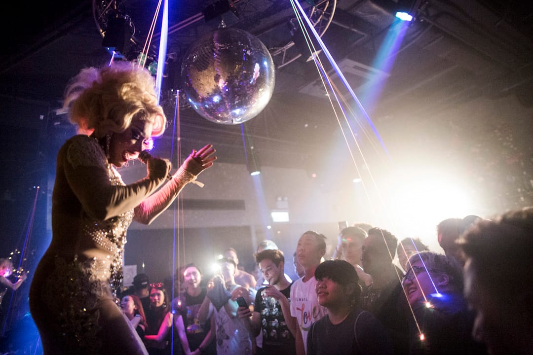 2017年7月2日，凌晨時分，一班變裝皇后以慶祝香港回歸20週年為理由，於酒吧𥚃表演和開派對。