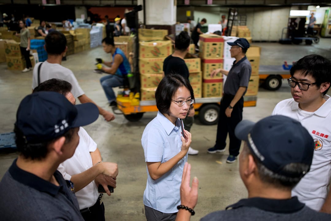 2017年6月，北農總經理吳音寧在蔬菜拍賣現場。攝：劉紙鎮/端傳媒