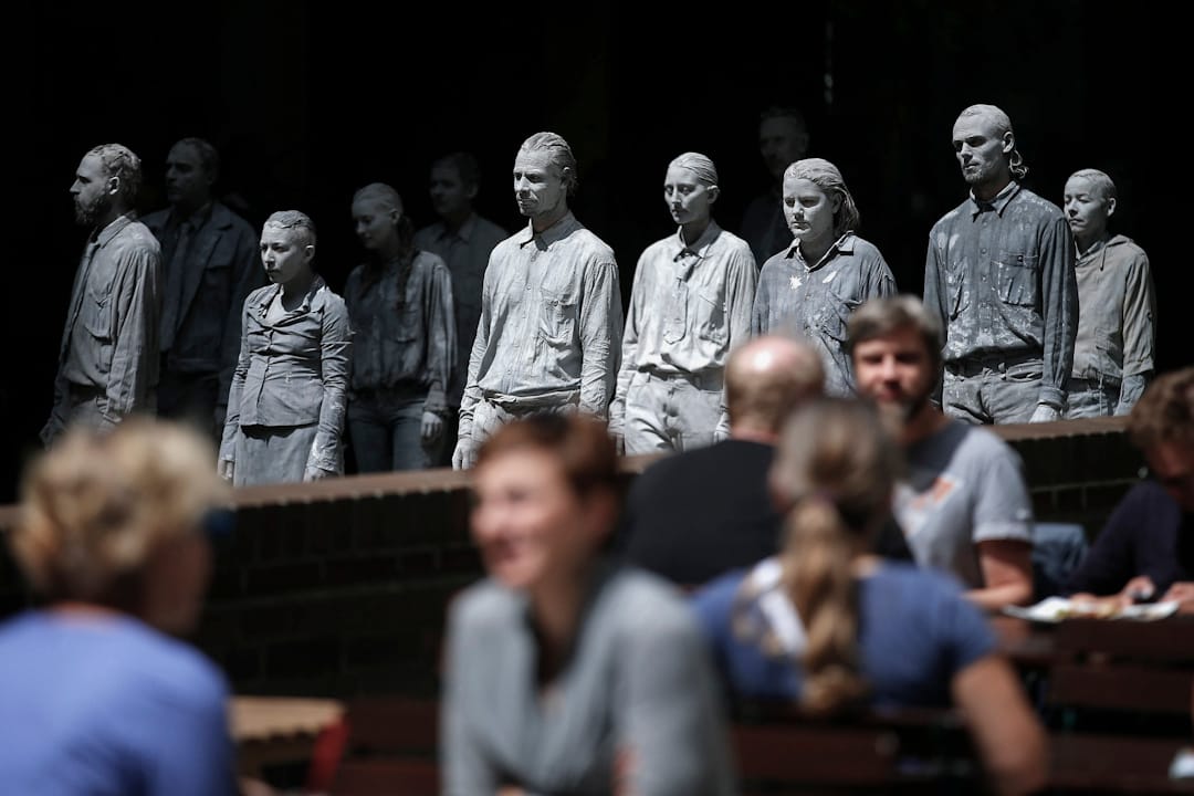 2017年7月5日，德國漢堡二十國集團峰會前夕，有示威者在街頭進行一項名為「1000 Figures」的行為藝術表演。