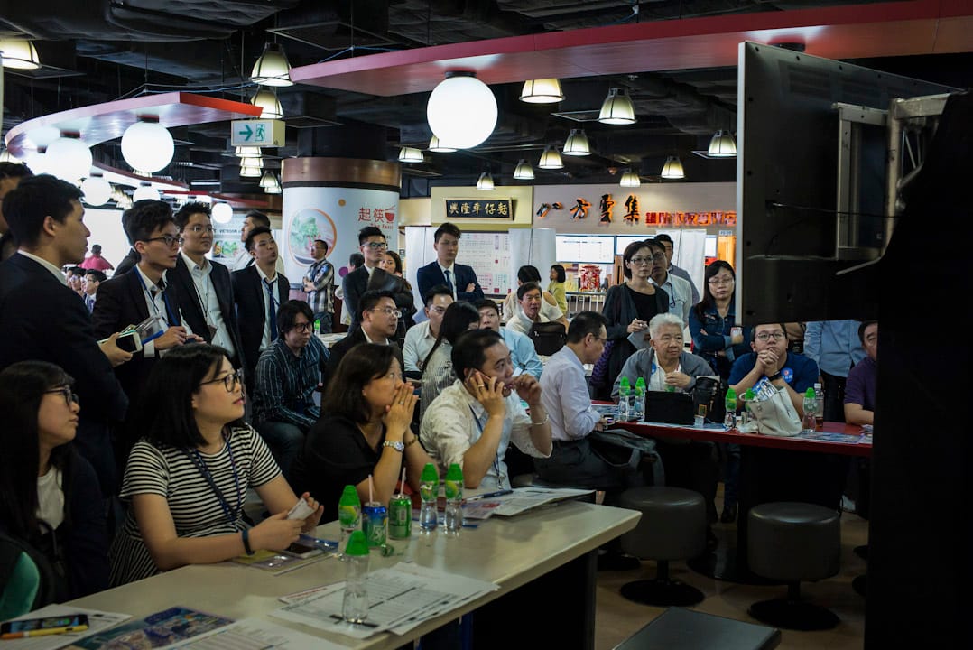 2017年5月31日,一群地產經紀正在注視前方的電視,等待著攪珠結果。