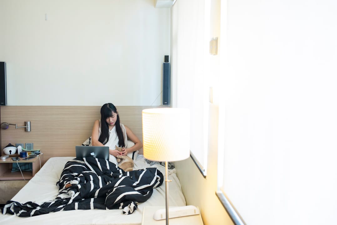 2017年6月28日,本土派團體青年新政成員,兼香港史上最年輕的女性立法會議員游蕙禎,正在家中處理公務。不久之前,她因宣誓風波而被禠奪其議員資格。