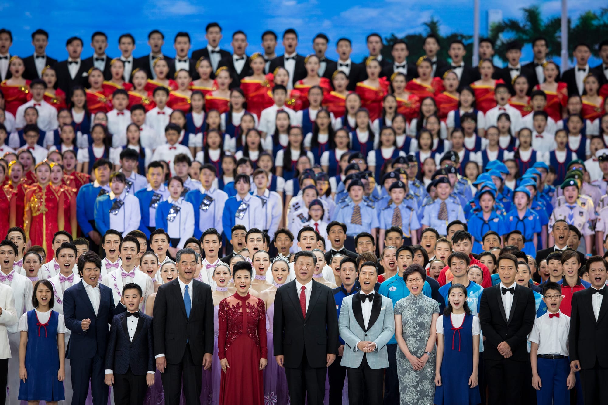 2017年6月30日，國家主席習近平連同夫人彭麗媛出席於灣仔會議展覽中心舉行的香港回歸20周年文藝晚會。習近平於晚會尾聲應邀上台，與表演嘉賓一同高唱《歌唱祖國》。